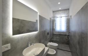 Um banheiro em 1 Bedroom Amazing Apartment In Brucoli