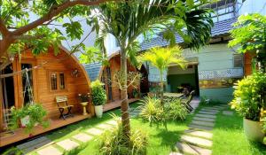una casa con una palmera en el patio en Milan Corner Hotel, en Vung Tau