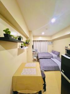 ein kleines Zimmer mit 2 Betten und einem Sofa in der Unterkunft * * * E Best Value Room for up to 3 in Iloilo City