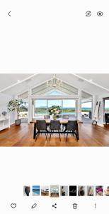 sala de estar con mesa y sillas en Country Hamptons Coastal Chic with Heated Pool en Ruakaka