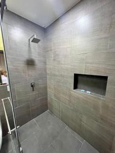 baño con ducha y chimenea en Hotel Campestre Los Mangos, en Quimbaya