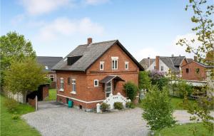 une grande maison en briques avec une allée. dans l'établissement Gorgeous Apartment In Hjer With Kitchen, à Højer