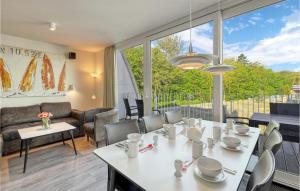 ein Wohnzimmer mit einem weißen Tisch und Stühlen in der Unterkunft Duenenvilla in Travemünde