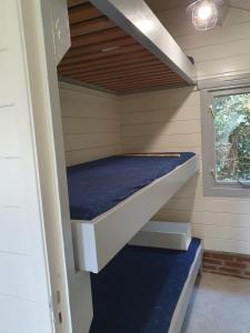 een kleine kamer met een bed in een tiny house bij het Uylennest, uniek en goedkoop! in Hem