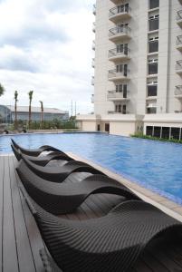 a swimming pool in front of a building at Extremeli Suites in Manila