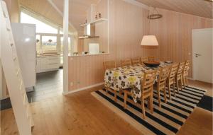 uma cozinha e sala de jantar com mesa e cadeiras em Beautiful Home In Otterup With 4 Bedrooms, Sauna And Wifi em Otterup