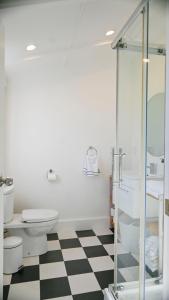 uma casa de banho com piso em xadrez preto e branco em Modern and Private Guesthouse with Hot Tub located 500m to Havelock North Village em Havelock North
