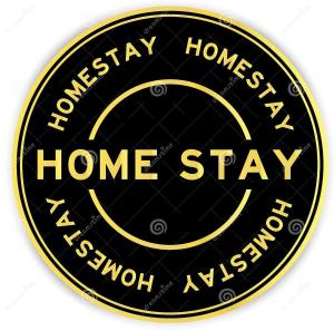 Un cartel negro y dorado para quedarse en casa con las palabras "quedarse en casa" en Aru Suites HOMESTAY WIFI,Carpark,24h Check in,Water Filter by R2 Residence, en Kota Kinabalu