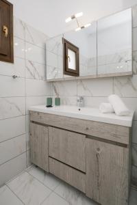 y baño con lavabo y espejo. en Lakis Residence, en Vlachata