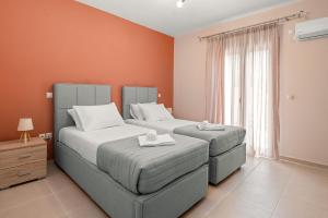 Postel nebo postele na pokoji v ubytování Lakis Residence