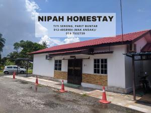 un edificio con coni arancioni di fronte di Nipah Homestay Parit Buntar a Parit Buntar