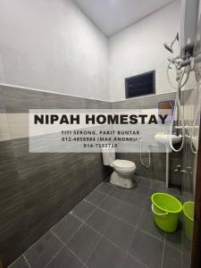 パリト・ブンターにあるNipah Homestay Parit Buntarのバスルーム(トイレ付)と涅槃の看板