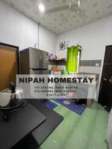 ein Nipah-Homogenitätszeichen in einem Raum in der Unterkunft Nipah Homestay Parit Buntar in Parit Buntar