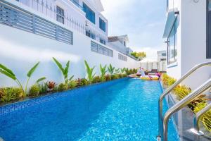 Bazén v ubytování Palm Villa 10 Near Beach nebo v jeho okolí