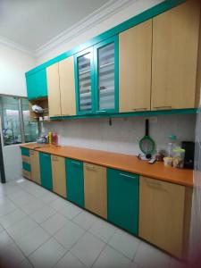 Köök või kööginurk majutusasutuses Happy Home [Bandar Seri Alam]
