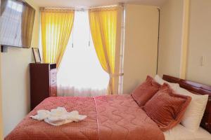 een slaapkamer met een groot raam en een bed bij Apto duplex mandarina 2 niveles jardín y parqueo privado! in Sogamoso