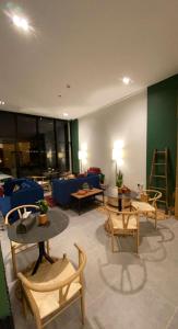 - un salon avec un canapé, des tables et des chaises dans l'établissement ريف سويت للأجنحة الفندقية, à Abha