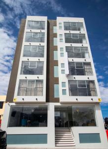 un edificio alto con bianco e marrone di Hotel Cumbre Real Airport - Arequipa ad Arequipa