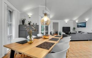 グレーノにあるAwesome Home In Grenaa With 3 Bedrooms And Wifiのダイニングルーム、リビングルーム(テーブル、椅子付)