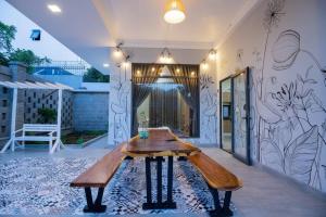 einem Holztisch in der Mitte eines Zimmers in der Unterkunft Palm Villa 27 - 50M To The Sea in Vũng Tàu