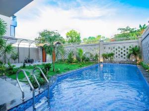 ein Swimmingpool im Hinterhof eines Hauses in der Unterkunft Palm Villa 27 - 50M To The Sea in Vũng Tàu + 32 Fotos