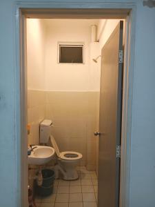 een badkamer met een toilet en een wastafel bij 3rd floor apartment with 2 bedroom and no elevator in Kota Bharu