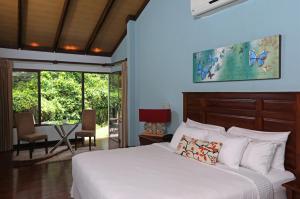 a bedroom with a bed and a table with chairs at Hotel Boutique La Casona del Cafetal in Cachí