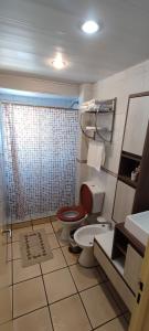 uma casa de banho com um WC e um chuveiro em Departamento Alem em Posadas