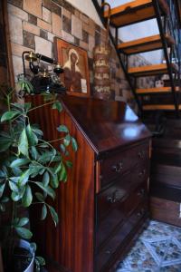 een houten dressoir in een kamer met een trap bij Vila Darla in Berat