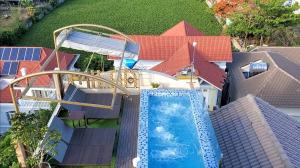 een luchtzicht op een zwembad in een huis bij Milan Diamond Hotel in Vung Tau