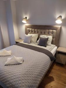 sypialnia z 2 łóżkami z poduszkami w obiekcie Villa EDEN USTKA w Ustce