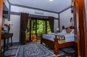 Balkondes Majaksingi Jasamarga في بوروبودور: غرفة نوم بسرير ونافذة