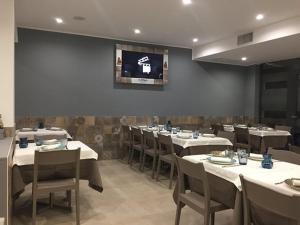 A restaurant or other place to eat at Regina Bona Rooms