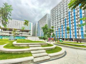un parque en una ciudad con edificios altos en KIMEA Staycation in Pasig, en Manila