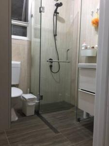 uma casa de banho com um chuveiro e um WC. em Private Room in a Shared House-Close to City & ANU-2 em Canberra