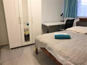 um quarto com uma cama com uma almofada azul em Private Room in a Shared House-Close to City & ANU-2 em Canberra