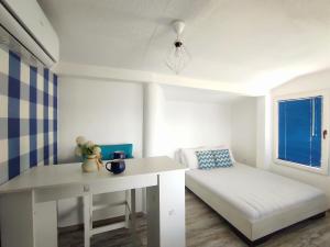 Zimmer mit einem weißen Tisch und einem Sofa in der Unterkunft Villa Forest Paradise in Ohrid