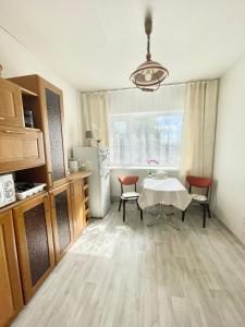 - une cuisine avec une table et des chaises dans la chambre dans l'établissement Lake hostel, à Mustvee