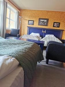 een hotelkamer met 2 bedden en een raam bij Grong Hotell in Grong