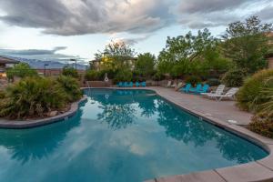 einen Pool mit blauen Liegestühlen im Hof in der Unterkunft B9 Zion National Park Rental Top Floor 2-bedroom Hillside View in Washington
