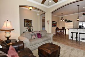 ein Wohnzimmer mit Couch und Küche in der Unterkunft B9 Zion National Park Rental Top Floor 2-bedroom Hillside View in Washington