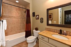 ein Badezimmer mit Toilette, Waschbecken und Spiegel in der Unterkunft B9 Zion National Park Rental Top Floor 2-bedroom Hillside View in Washington