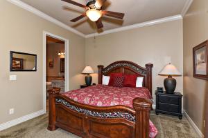 ein Schlafzimmer mit einem Bett und einem Deckenventilator in der Unterkunft B9 Zion National Park Rental Top Floor 2-bedroom Hillside View in Washington