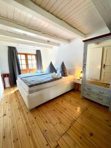 1 dormitorio con 1 cama grande y suelo de madera en Alter Fischerspeicher, en Eckernförde