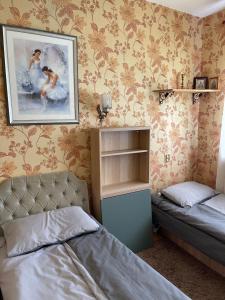 1 dormitorio con 2 camas y una foto en la pared en Lake hostel, en Mustvee