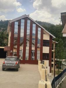 Foto sihtkohas Bhadarwāh asuva majutusasutuse Hotel O River View Home galeriist