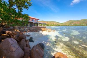 a house on the shore of a body of water at La Saline in Praslin
