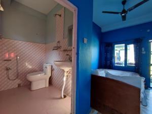 un bagno con un water bianco e un lavandino di Tranquil Water Guest House a Pokhara