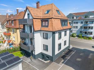 un edificio con techo en la parte superior de una calle en Villa Dana Bodensee, en Friedrichshafen