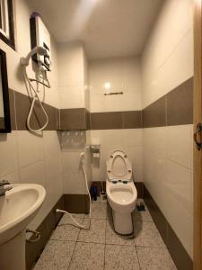 a small bathroom with a toilet and a sink at KUNDASANG MOUNT GARDEN in Kundasang